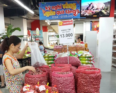 Người Hà Nội đội nắng mua hành tím ủng hộ nông dân Sóc Trăng